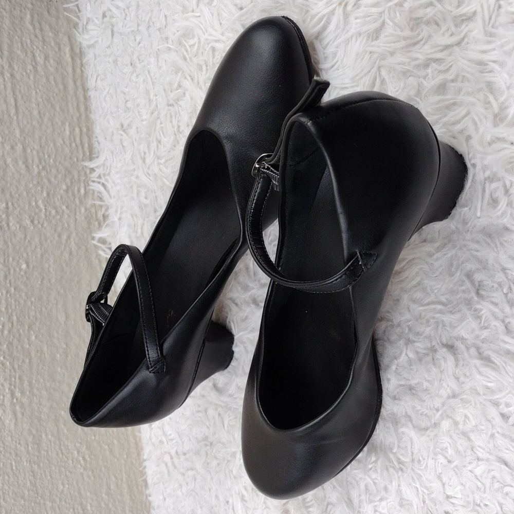 WOMEN'S Black Leather Round Toe Slip-On Buckled Ankle Strap Low Heel Pump Shoe - Picture 16 of 16